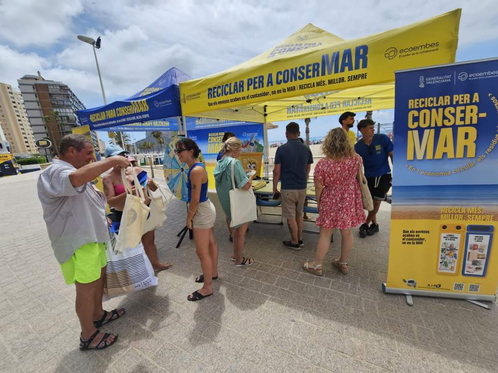 Lee más sobre el artículo Una ola de concienciación medioambiental recorre la playa de Calp